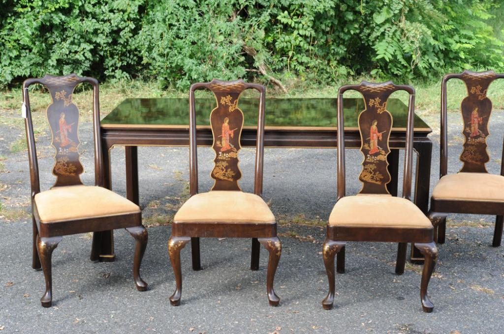 Henredon Chinoiserie Dining Table & Chairs: Waisted table hand painted with scenes in the Chinese style, showing waterside landscapes with pagodas and fishermen. Four matching queen anne style chairs with cabriole legs, painted chinoiserie deco
