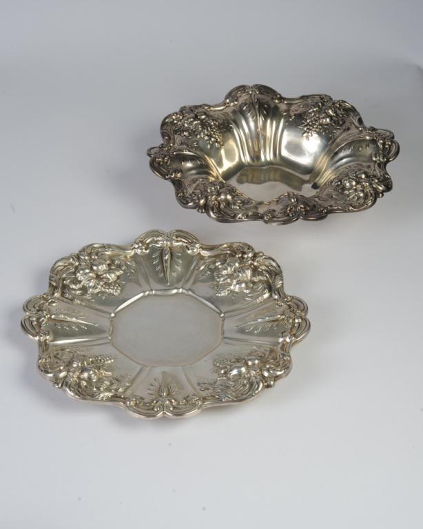 Reed & Barton Sterling Francis I Bowl and Tray: Reed & Barton stering silver repousse bowl and tray in the Francis I pattern. Both marked to underside X569. H: approx. 2 1/4". Dia: approx. 11 1/4". Total weight: approx. 37.84 ozt.