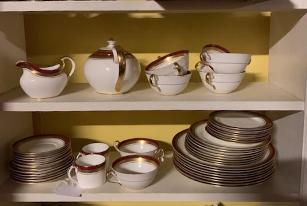Aynsley "Marone Royale" Bone China Partial Service: Including eight plates (dia. approx. 6 1/4"), eight plates (dia. approx. 10 3/4"), eight plates (dia. approx. 8 1/4"), eight saucers (dia. approx. 5 3/4"), five saucers (dia. approx. 6 1/4"), seven do