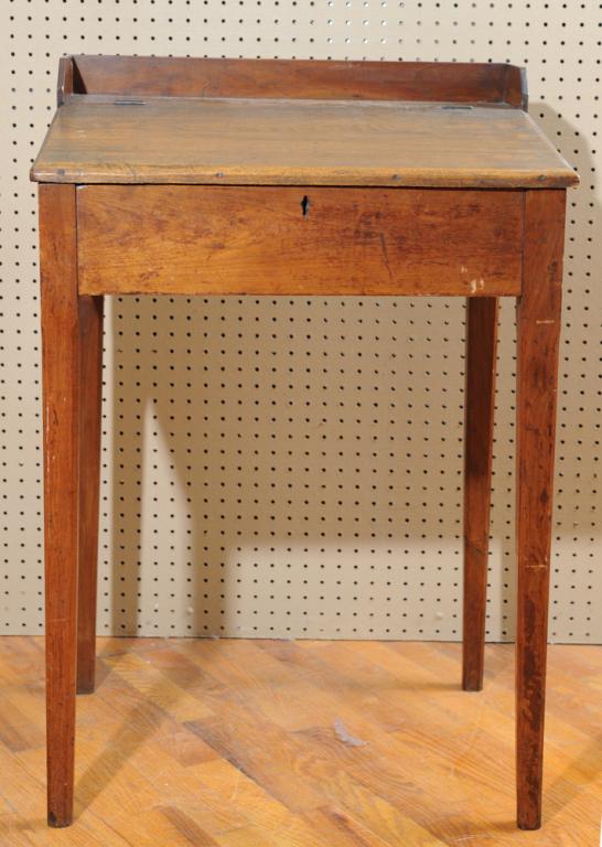 Country Lift Lid Desk: In as-found condition. H: approx. 34 1/2". W: approx. 23 1/2". D: approx. 18".