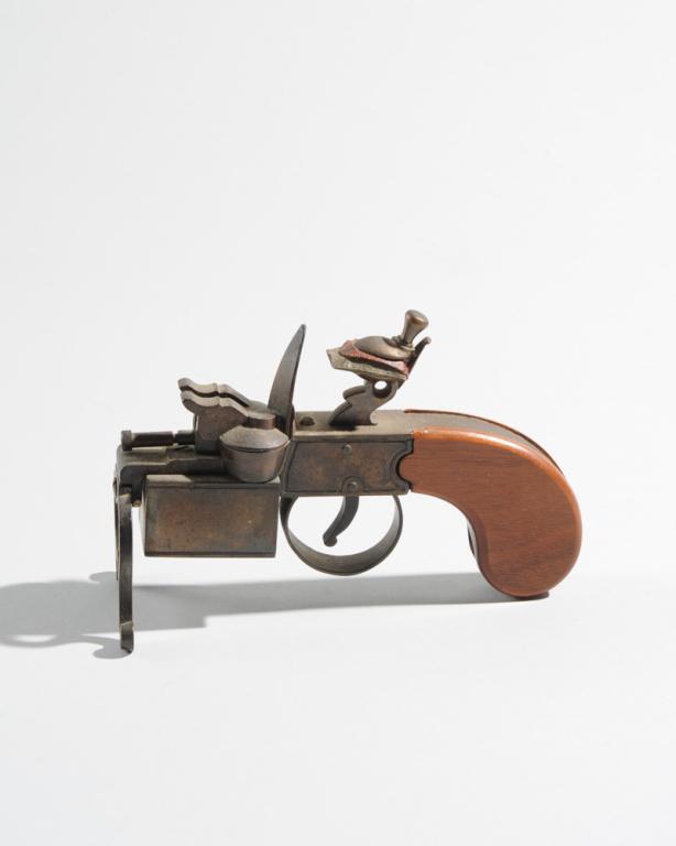 Vintage Dunhill Tinder Pistol Lighter: Untested / in as-found condition. H: approx. 3 3/4". L: approx. 5 3/4".