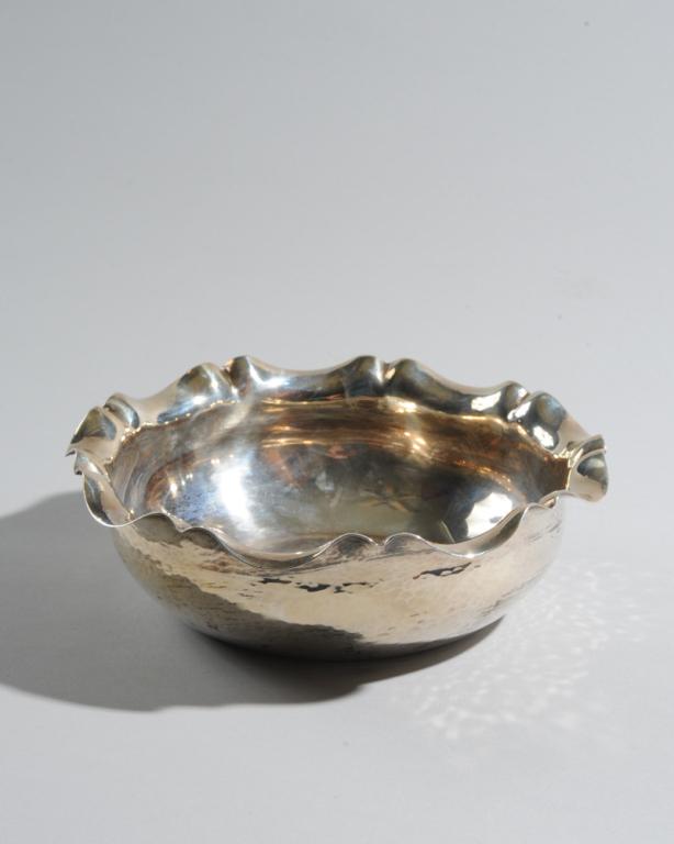 J. H. Werner (Berlin) 800 Silver Bowl: Some scratches / in as-found condition. H: approx. 2 1/4". Dia: approx.7 1/4". Total weight: approx. 10.99 ozt.