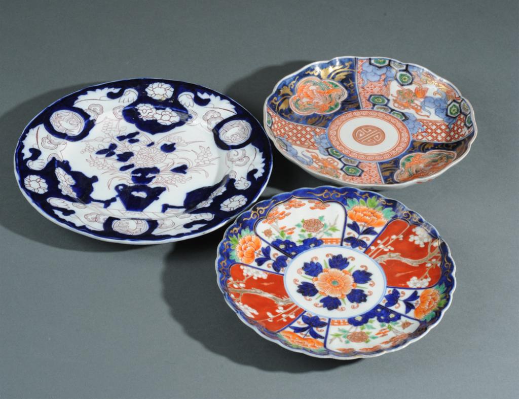 Japanese & English China Lot: To include Japanese Fukagawa, a Japanese Imari plate, a 19th century English Ironstone plate, all with floral decorations. Largest dia: approx. 10".