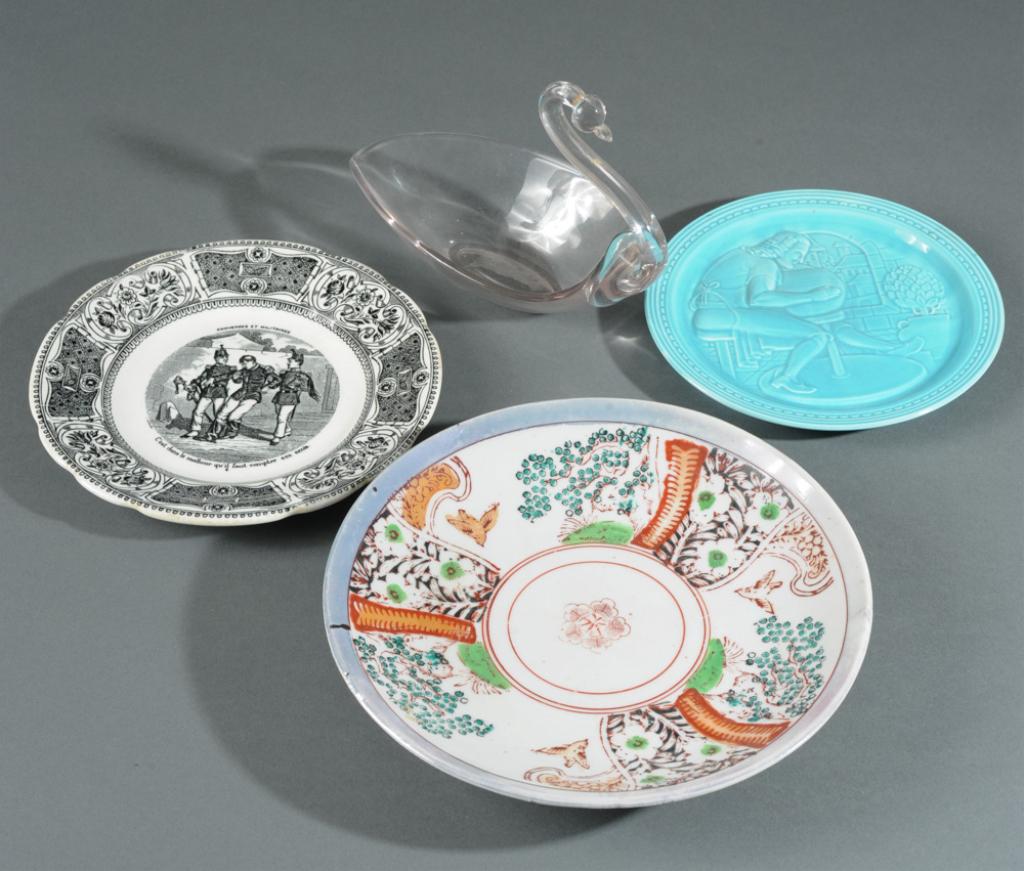 Mixed Lot: To include an Asian floral plate, a New York 1939 World's Fair plate, a Gien France plate, and a glass swan. Tallest: approx. 5 1/2".