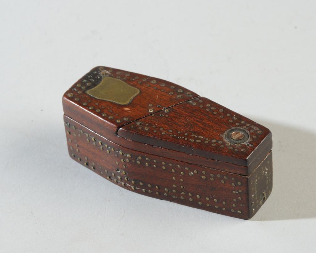 19th C. Georgian Coffin Snuffbox: Inset with a brass shield (not engraved) and pique work to the top and sides, probably Mahogany.H: approx. 1 1/8".L: approx. 3".