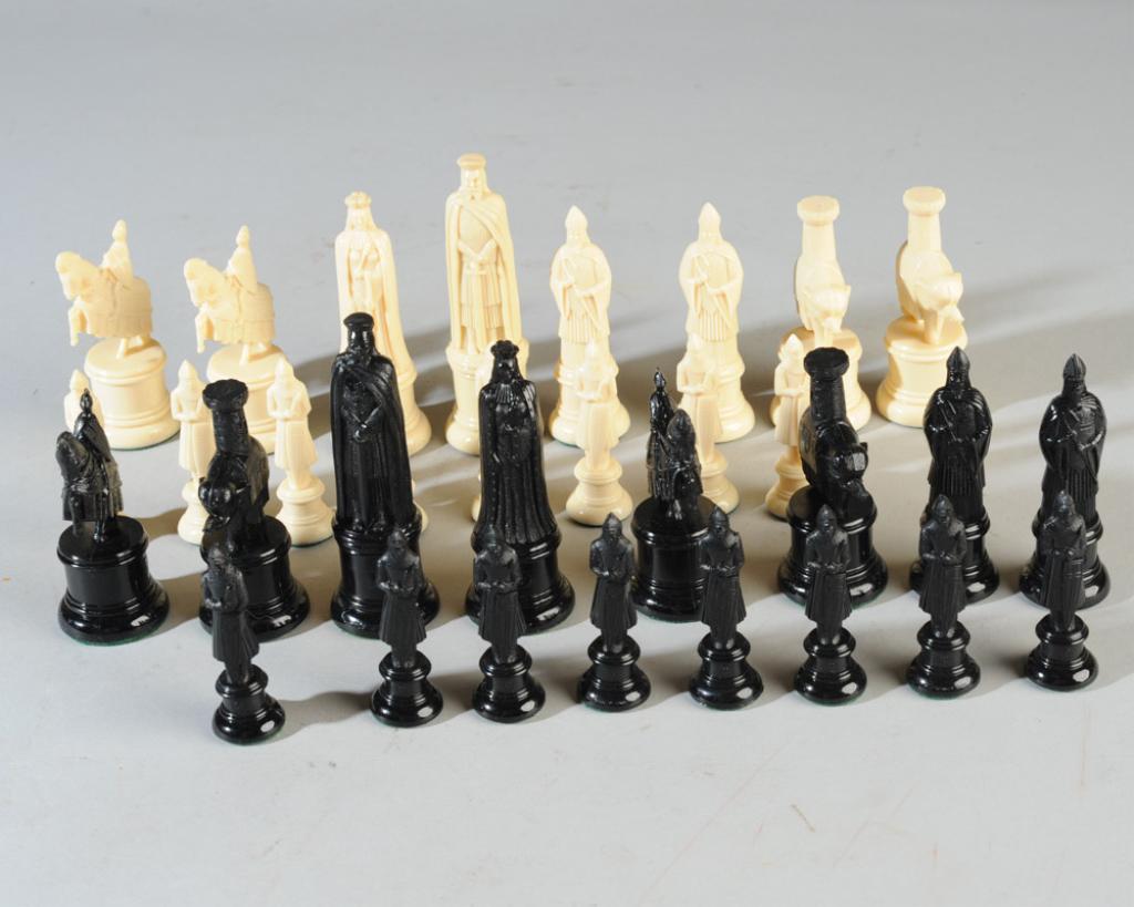 Vintage Kingsway Florentine Chess Pieces: Complete set of 32 pieces, with original pamphlet.King H: approx. 4".