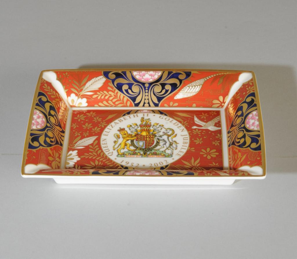 Royal Worcester Elizabeth II Golden Jubilee Dish: Marked to underside, no visible chips, crack, or repairs / in as-found condition.Height: approx 1 1/4"Width: approx 8 1/2"Depth: approx 6 1/2"