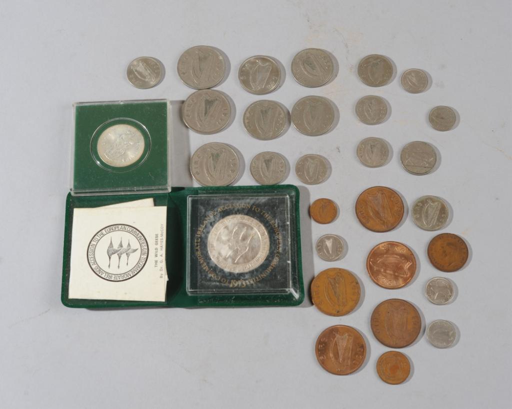 Lot Irish Coins & Medals: Including 1973 1oz. silver medal to commemorate Irelands accession to the European countries, 1966 Hibernian Bank silver 10 shillings coin, etc.