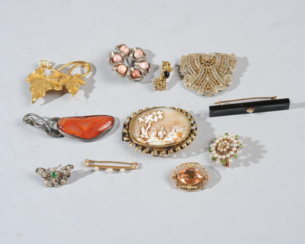 Lot Antique & Vintage Jewelry: To include a 19th C. shell scenic cameo brooch, 19th C. jet and pearl mourning bar pin, a small 14K gold and pearl bar pin, pearl and peridot fob brooch with diamond or rhinestone center, rhinestone d