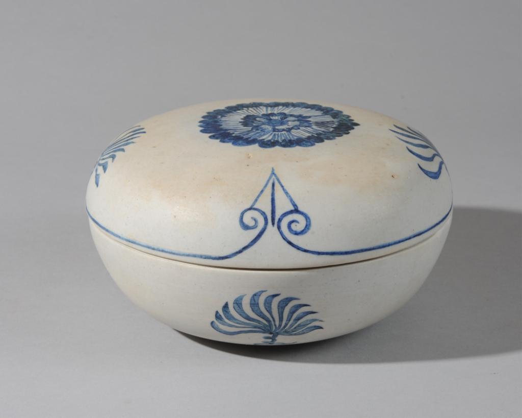 Ming or Transition Era Blue & White Covered Box (1 of 4)