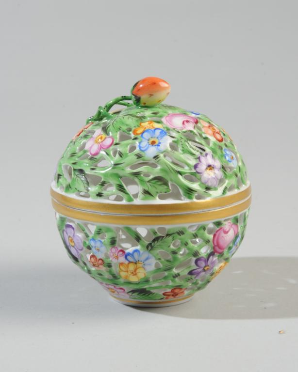 Herend Reticulated Ball Box 6213 C (1 of 5)