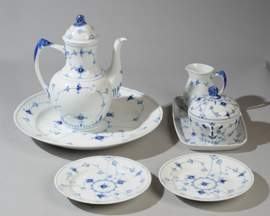 Bing & Grondahl Blue Traditional Coffee Service+ (1 of 6)
