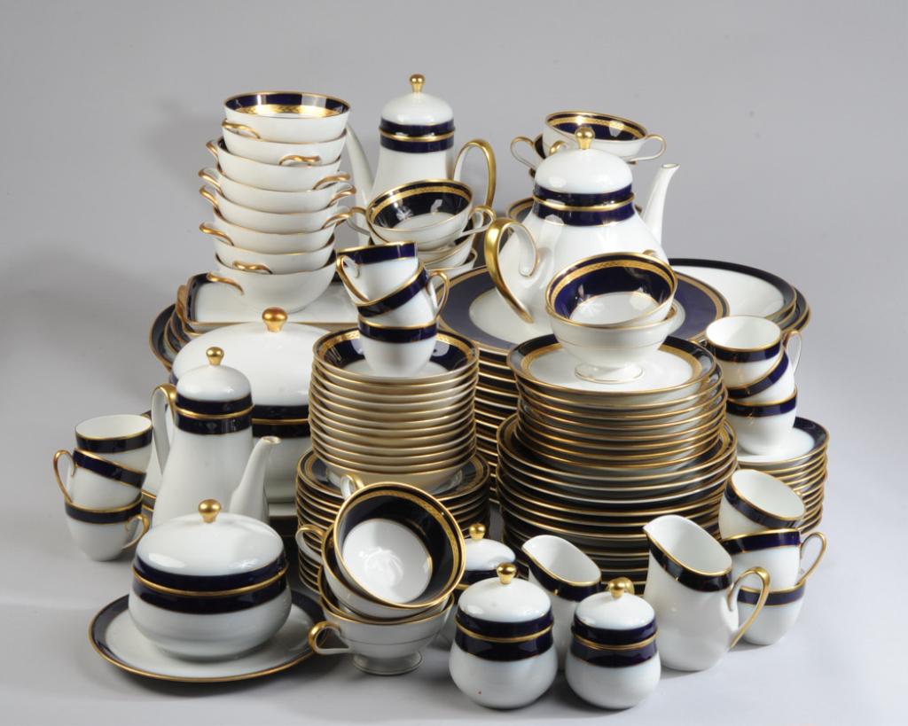 142pc. Hutschenreuther Porcelain: Twelve demitasse cups( H: approx. 2 1/4"), twelve demitasse saucers (dia: approx. 4 3/4"), fourteen tea cups (H: approx. 2 1/8"), fourteen saucers (dia: approx. 6", minor fleabites to the underside ba