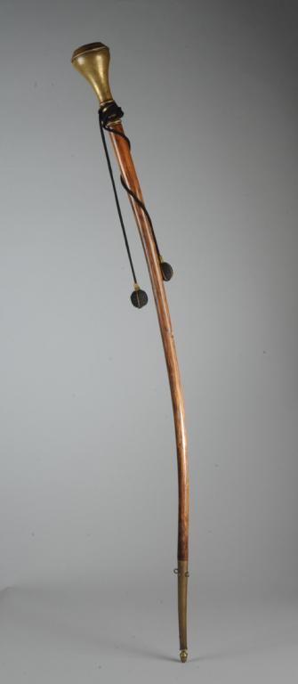 Civil War Drum Major's Baton / Mace: Baton with long curved wooden staff, the brass ball with applied repousse brass left-facing eagle with spread wings and grasping arrows and olive branch, its shield with 13 stars, a banner over its he