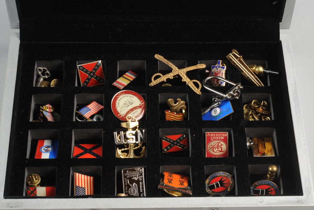 Mixed Grouping Pins, Buttons, etc.: Including state flag pins, military-related pins, US flags and confederate flags, etc. In padded box, some with back missing / all in as-found condition.Box: approx. 10" x 7" x 2 1/4". Provenance: The