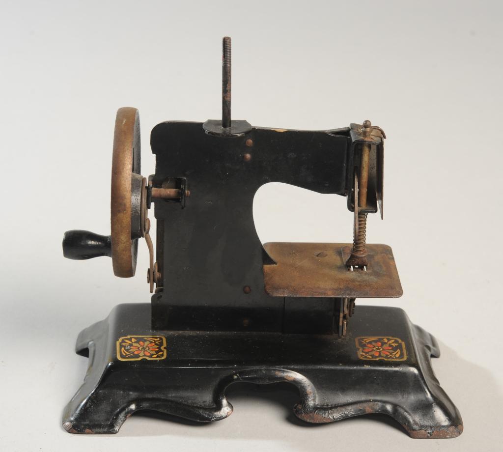 Antique Tin Litho Toy Sewing Machine (1 of 5)