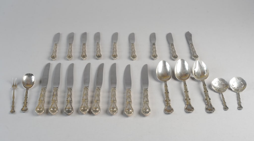 24 pcs. Alvin French Scroll Sterling Silver: No monograms, including two bon bons (L: approx. 4 3/4"), one olive fork (L: approx. 5 5/8"), one sugar spoon (L: approx. 5 3/4"), two serving spoons (L: approx. 8 1/4"), one pierced serving spoon (L: