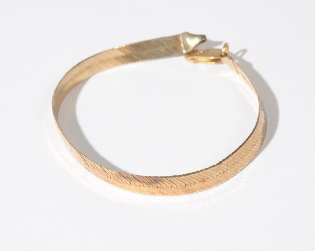 14K Yellow Gold Herring Bone Bracelet: L: approx. 7 1/2". Weight: approx. 6.0 grams.