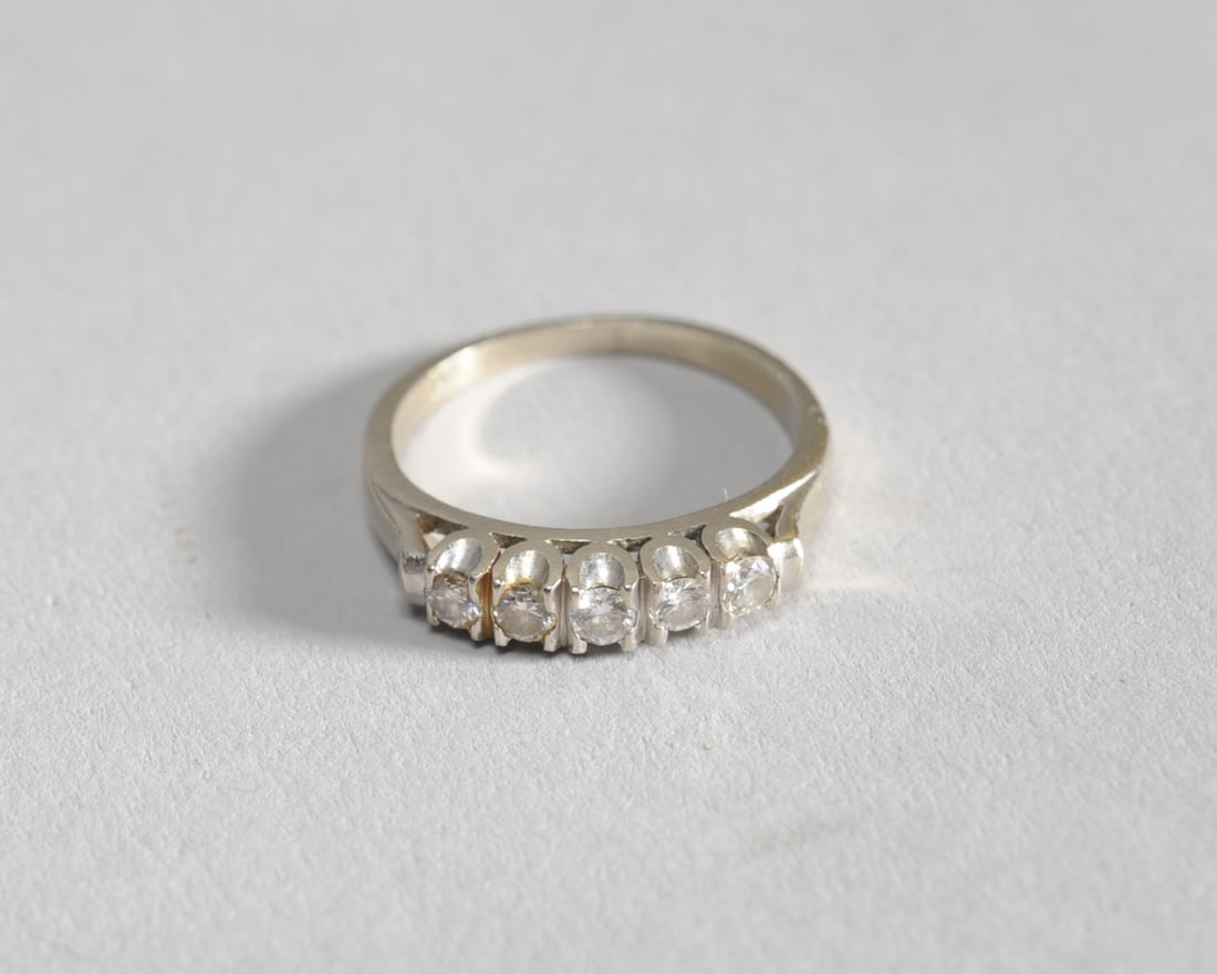 14K White Gold 0.25 cts Diamond Wedding Band: Size 5 1/2. Total weight: approx. 2.3 grams.