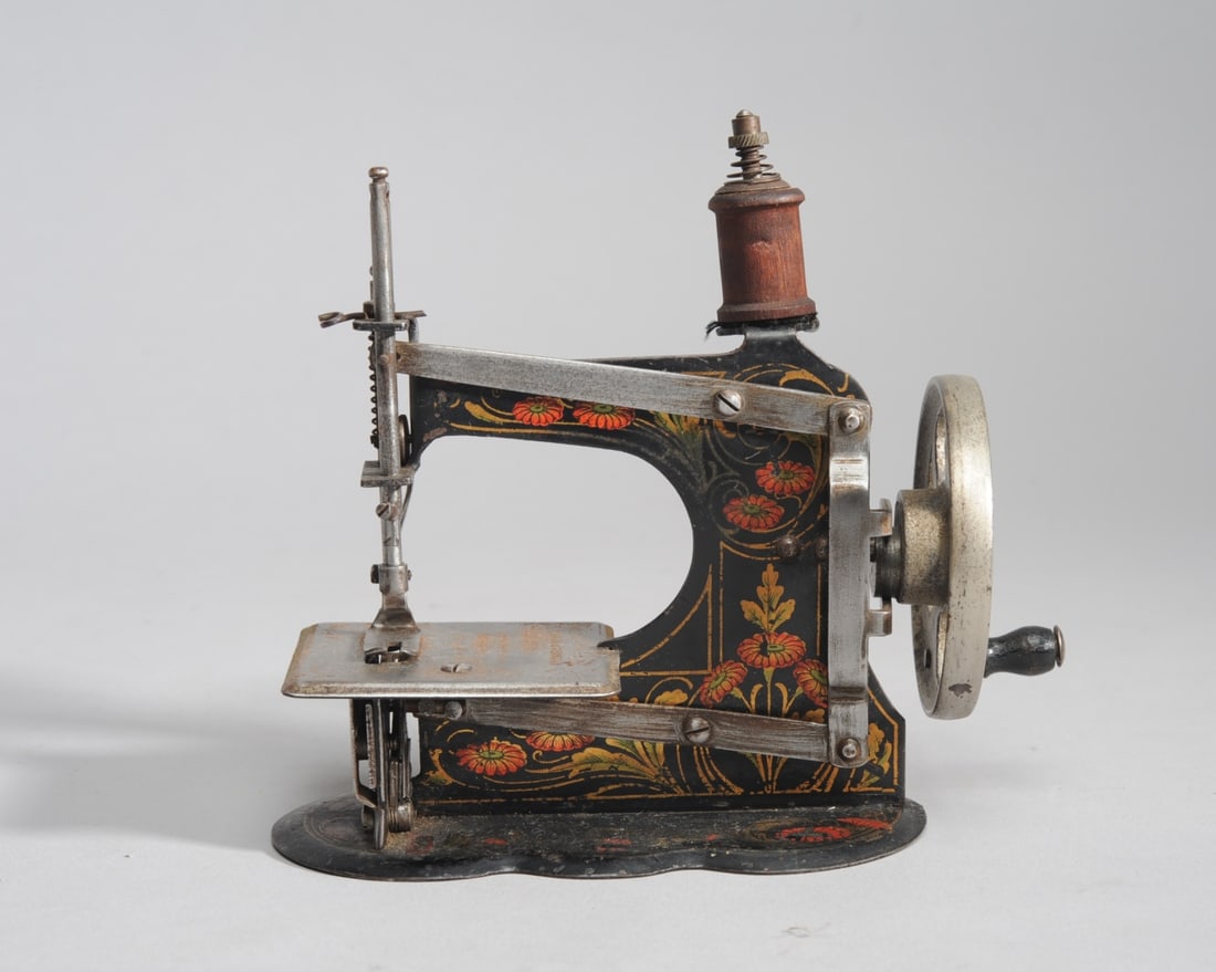 Vintage Child's Toy Sewing Machine (1 of 3)