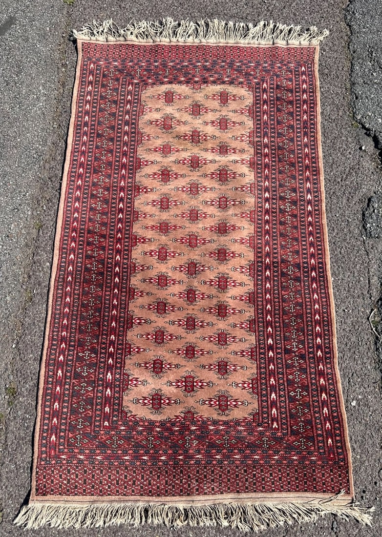 Persian Bokhara Rug: Approx. 5' 4" x 3' 1".