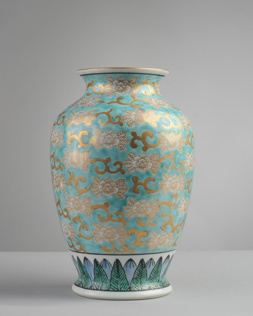 Japanese Shibui Ware Vase: Label to underside, no visible chips, cracks or repairs. H: approx. 9 5/8". Seamless shipping is available through LiveAuctioneers at checkout, but you are welcome to arrange your own shipping if you 
