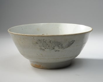 Large Chinese Ming / Qing Swatow Bowl
