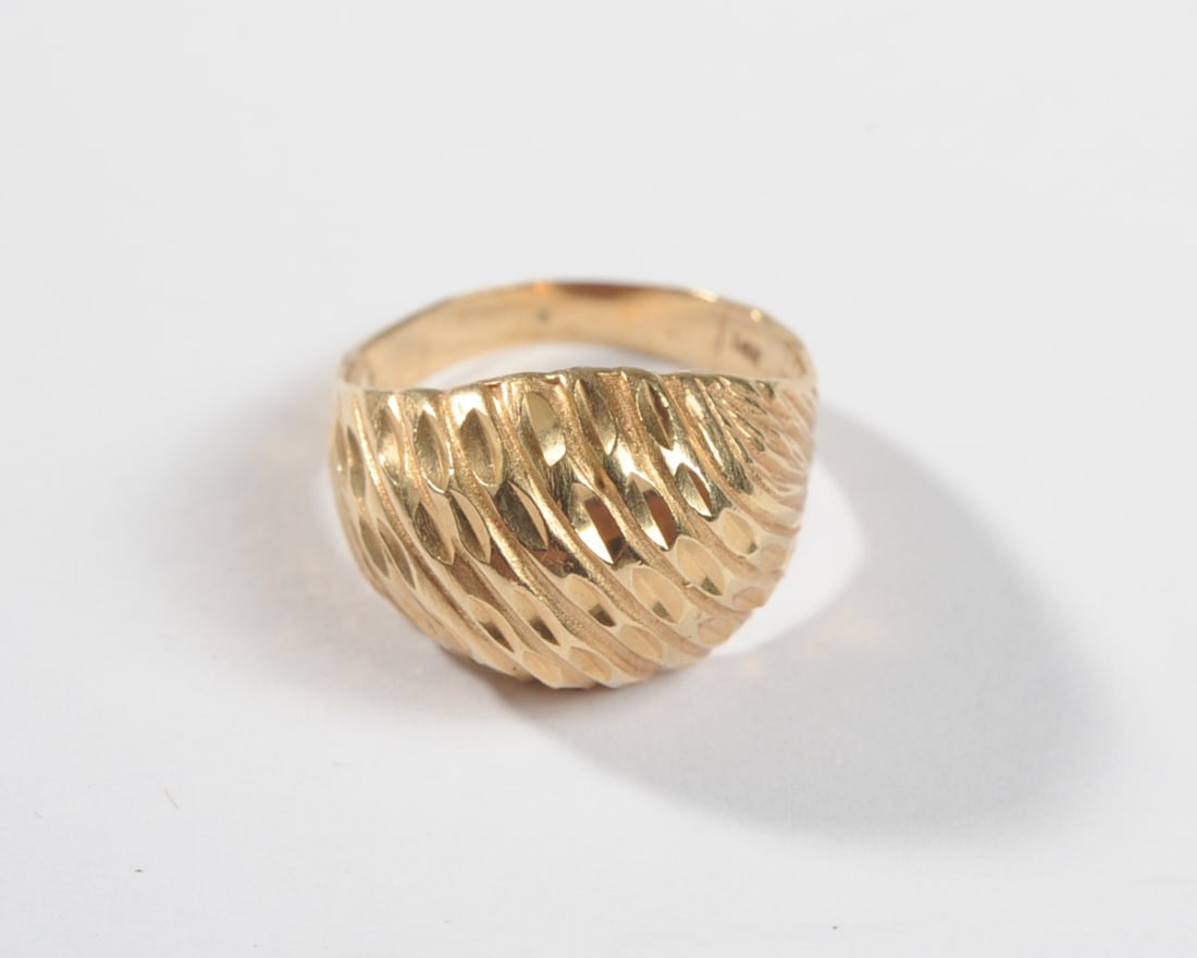 14K Gold Ring: Marked 14K.Size 4, Weight: approx. 3.1 grams. PLEASE NOTE: First-time buyers of gold or silver may be required to pay by check or bank wire transfer; Credit card payments may not be accepted for these
