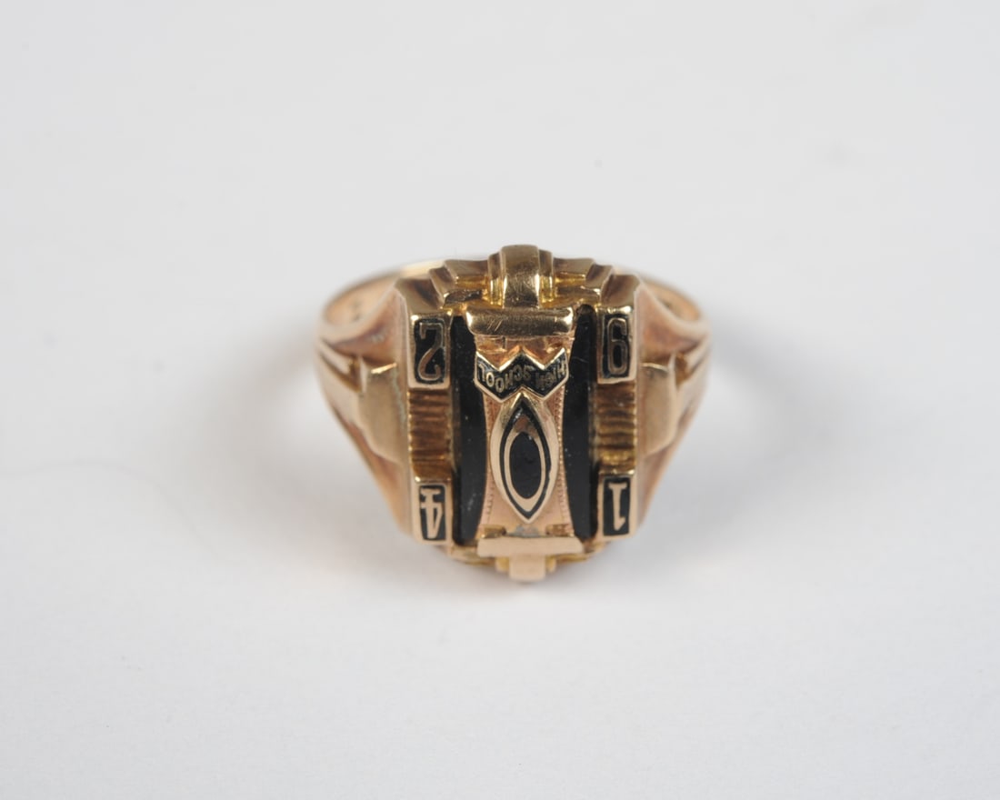 10K Gold & Onyx Men's Ring: Size 5 1/2. Weight: approx. 3.7 grams.