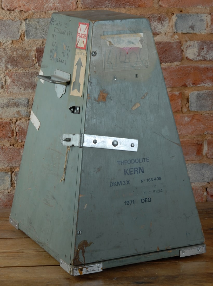 Kern DKM 3X Theodolite Transport Case (1 of 2)