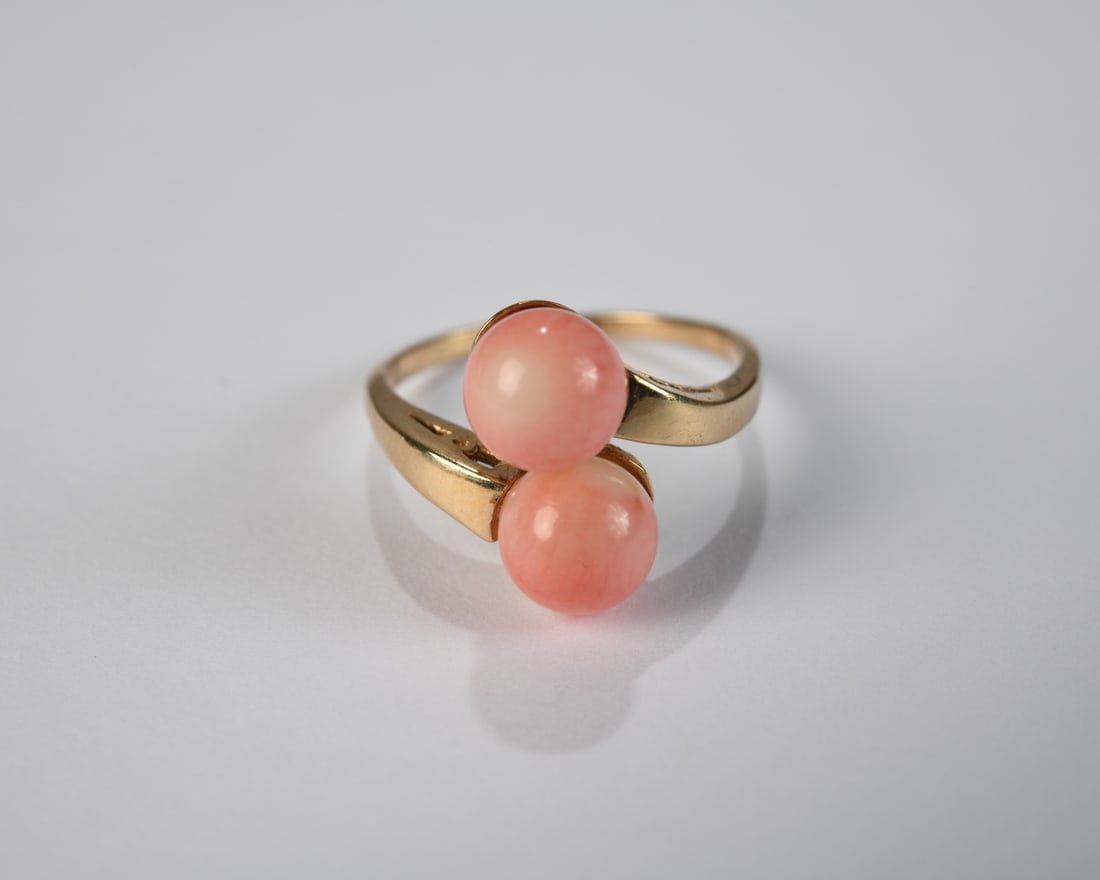 14K Gold & Coral Ring: Size 8 3/4. Total weight: approx. 4.90 grams. Our primary recommendation is to arrange shipping yourself using Blue Ridge Pack & Ship. Most bidders find this is the most economical route. Simply
