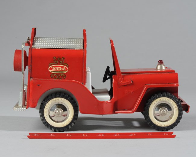 Tonka Toys Jeep Fire Pumper No. 425: 1963-64 pressed steel Tonka Toy Jeep Fire Pumper #425 in great condition. Nothing missing: fire hose, rubber garden hose nozzle attachment on back, metal ladder, front light, headlights, fire extingui