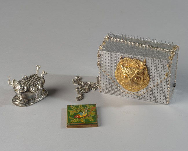 Assorted Lot: To include a Wallace Silversmith Noah's Ark music box, Richmond Art Company compact, and an unusual owl theme metal purse.