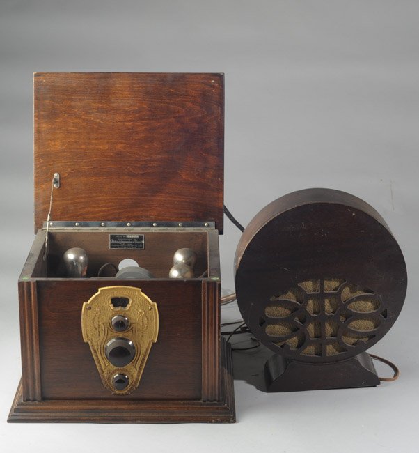 1920s Mohawk Corporation Radio: Mohawk Corporation of Illinois, established 1920 serial number 34740, lift lid, one dial, off on, volume dial on front, together with a large speaker. Not in working order. Radio H: approx. 10 1/2". S