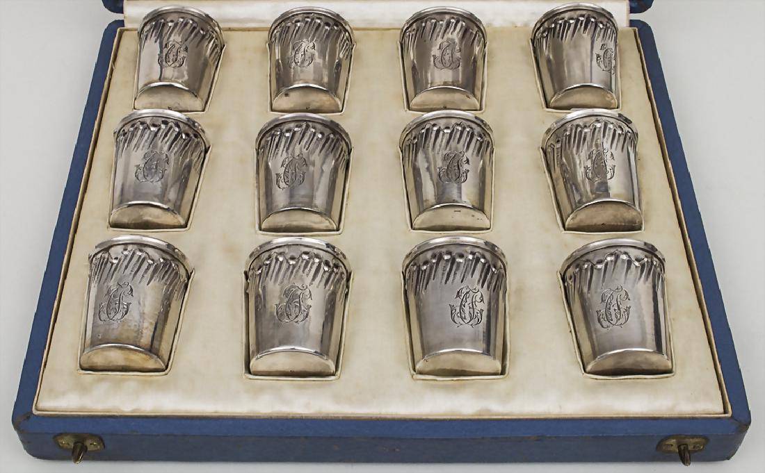Schatulle mit 12 Silberbechern / A case with 12 silver (1 of 2)