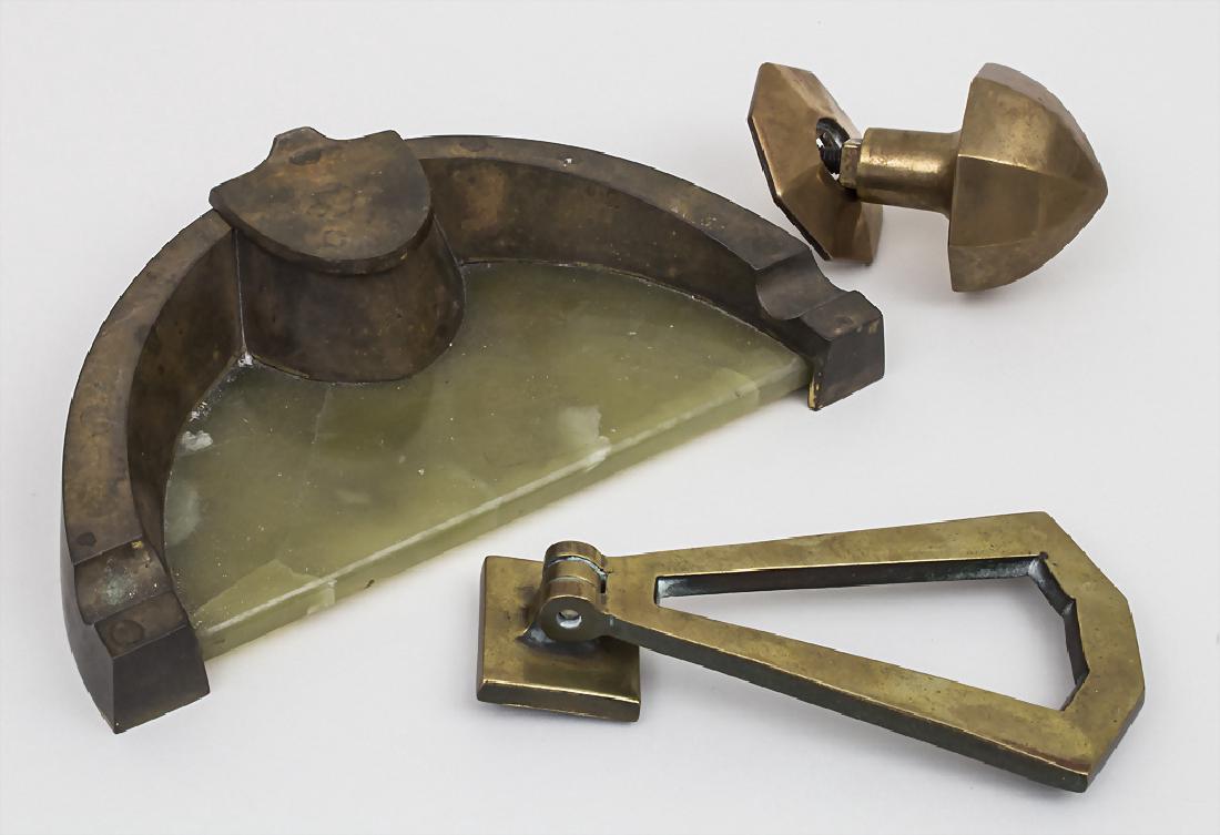Konvolut 3 Art Deco Objekte / A set of 3 Art Deco: Konvolut 3 Art Deco Objekte / A set of 3 Art Deco objects Darunter 1 Türklopfer, 1 Türknauf, 1 Schreibset, Material: Messing, Achat, Marke: ungemarkt, Maße: L. 15,5 cm (Türklopfer), L. 8 cm (Türk
