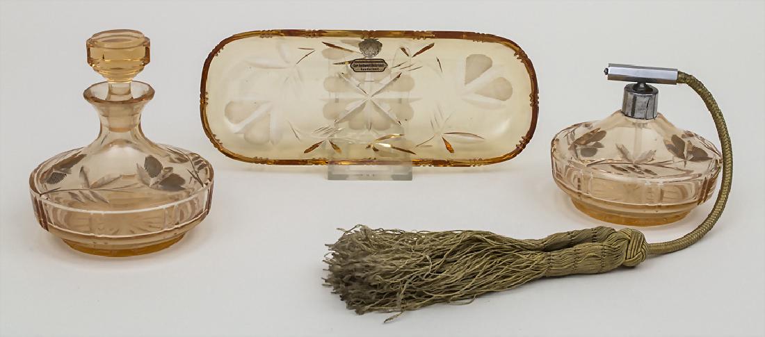 Art Deco Frisierset / An Art Deco barber set,: Art Deco Frisierset / An Art Deco barber set, Oranienhütte, 1920er Jahre Darunter 1 Flakon, 1 Parfumzerstäuber, 1 Schale, Material: orangefarbenes Glas, geschliffen, Metallzerstäuber, Stofftroddel,