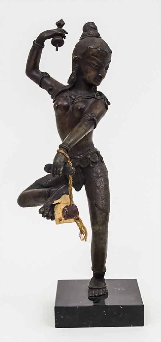 Buddhistische Tänzerin / A Buddhist dancer, Nepal, (1 of 3)