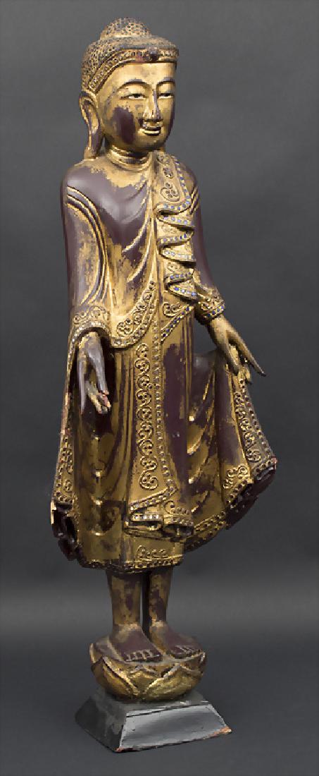Stehende Buddha-Figur / A standing Buddha, Thailand, (1 of 3)