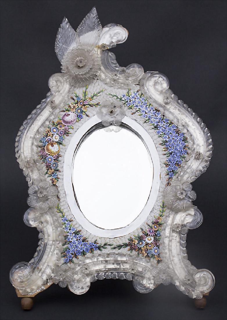 Tischspiegel mit floralem Mikromosaik / A table mirror: Tischspiegel mit floralem Mikromosaik / A table mirror with floral mosaic, Murano, um 1900 Material: farbloses Glas, polychromes Mikromosaik, facettierter Spiegel, auf Holzplatte montiert, Metallaufst