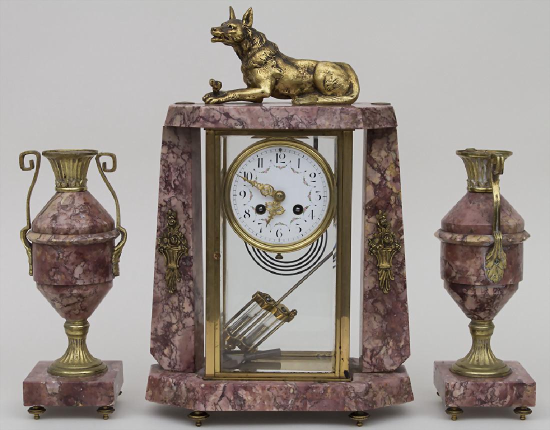 Kaminuhr mit 2 Vasen / A fireplace clock with 2 vases,: Kaminuhr mit 2 Vasen / A fireplace clock with 2 vases, Frankreich, 20. Jh. Material: Marmorgehäuse, verglast (facettiertes Glas), Messingrahmen, Messingskulptur und -applikationen, Halb- und Stundens