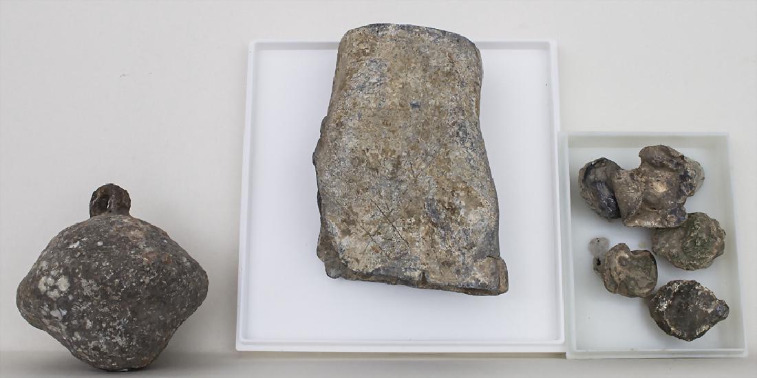5 römische Bleiplomben, Senkblei und Bleibehälter / 5: 5 römische Bleiplomben, Senkblei und Bleibehälter / 5 roman lead seals, sinker and a lead vessel Höhen: 0,5 - 6 cm, Provenienz: aus einer alten Sammlung + Length: 0.5 - 6 cm, Provenance: from an ol