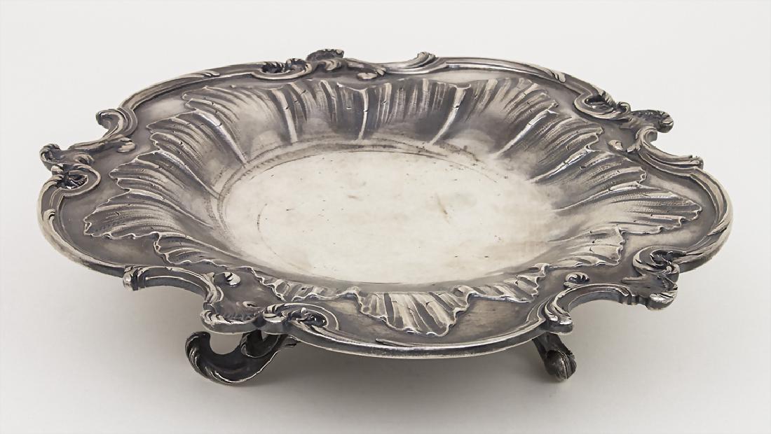 Tazza, Alphonse Debain, Paris, um 1870 Material:: Tazza, Alphonse Debain, Paris, um 1870 Material: Silber, Punzierung: Kopf der Minerva, Meisterpunze AD, Dekor: stilisierte Blätter, Durchmesser: 25 cm, Gewicht: 738 g, Zustand: Alters- u. Gebrauchssp