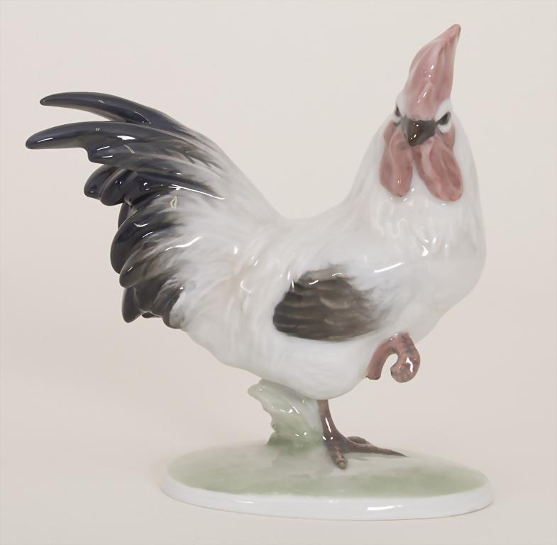 Vogelfigur Hahn / A rooster, Karl Himmelstoss,: Vogelfigur Hahn / A rooster, Karl Himmelstoss, Kunstabteilung Rosenthal, Selb, nach 1950 Material: Porzellan, glasiert, naturalistisch bemalt, Marke: grüne Manufakturmarke, Modell-Nr.: 939, eingepres
