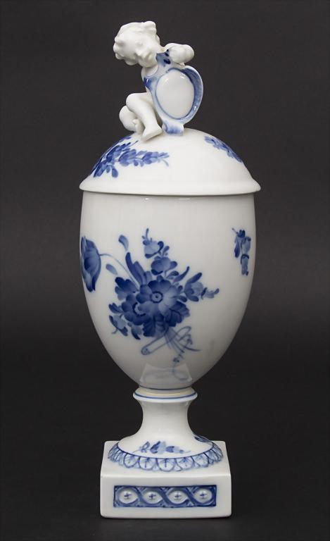Deckelvase mit Puttofigur und Blumen / A lidded vase (1 of 10)