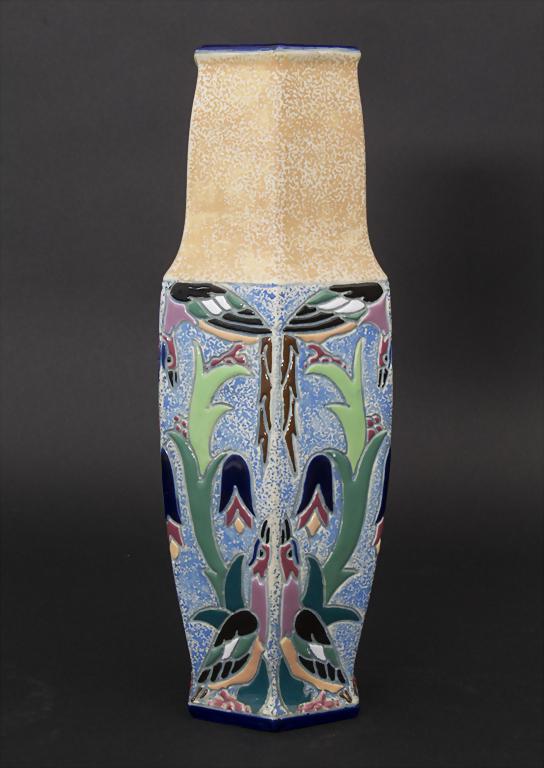 Sechskantige Keramikvase mit polychromer Emailmalerei / (1 of 6)