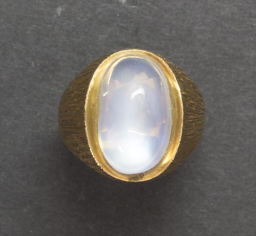 Damenring mit Mondstein / A ladies ring with moonstone: Damenring mit Mondstein / A ladies ring with moonstone Material: Gelbgold 750/000 18 Kt, Mondstein, Meisterzeichen, Ringgröße: 52 EUR / 6,25 US, Gewicht: 10,75 g, Zustand: gut