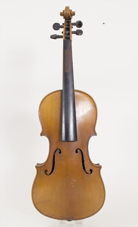 Violine / A violin, deutsch, um 1920 Geige: 3/4,: Violine / A violin, deutsch, um 1920 Geige: 3/4, honigfarbener Lack, zweiteiliger Boden, Länge: gesamt 55,8 cm, Korpus 33,3 cm, Zustand: Restaurierungsobjekt oder Dekorationsgeige, keine Risse oder o