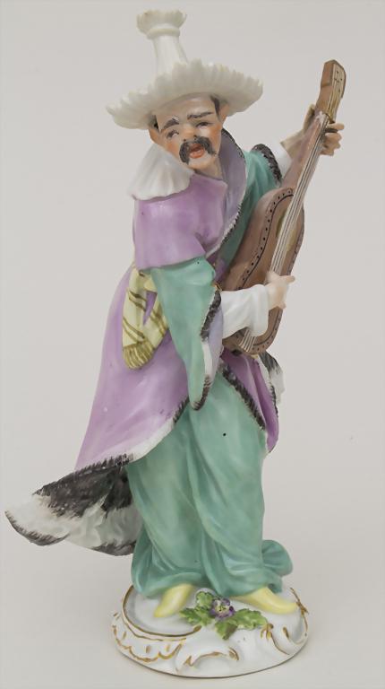 Malabar mit Mandoline / A figure of a Malabar with a: Malabar mit Mandoline / A figure of a Malabar with a mandolin, Meissen, 1850 Material: Porzellan, polychrom bemalt, glasiert, Marke: unterglasurblaue Schwerter, Entwurf: Friedrich Elias Meyer, 1755, H