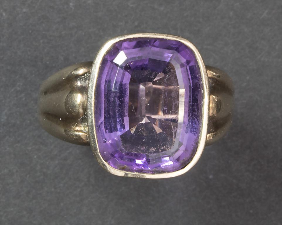 Damenring mit Amethyst / A lady's ring with amethyst: Damenring mit Amethyst / A lady's ring with amethyst Material: Gelbgold Au 333/000 8 Kt, Amethyst 14 x 11 cm, Gewicht: 8,1 g, Ringgröße: RG 60, Zustand: gut